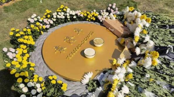 袁隆平骨灰盒上盖着五星红旗