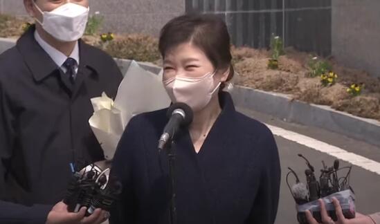 ���Ȼ��ڼ��ſڱ��Ӿ�ƿ